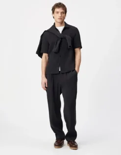 Chemise manches courtes noire tissu plissé Homme