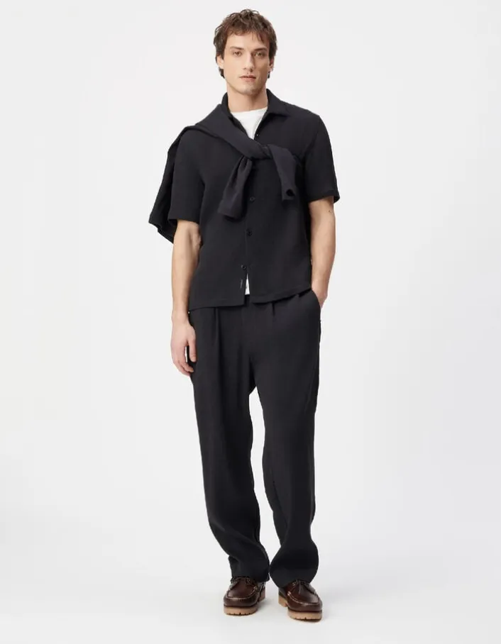 Chemise manches courtes noire tissu plissé Homme