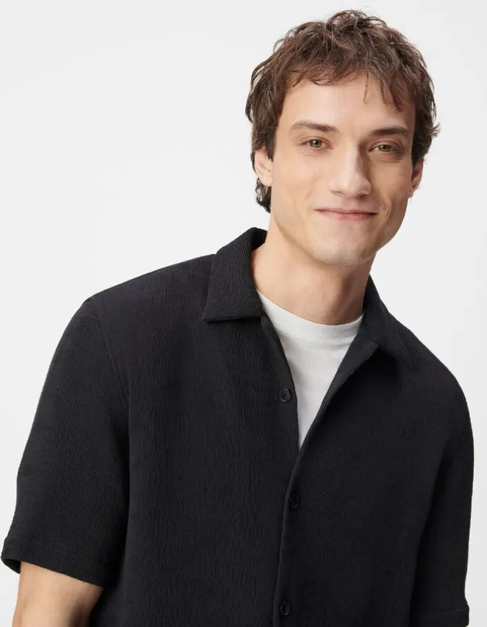 Chemise manches courtes noire tissu plissé Homme