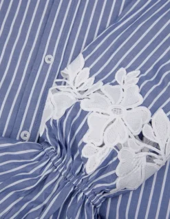 Chemise rayures bleue détails broderies fleurs Femme