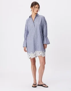 Robe chemise rayures bleue détail broderies dentelle Femme