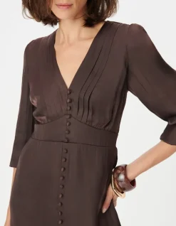 Robe courte marron satinée avec petits boutons Femme