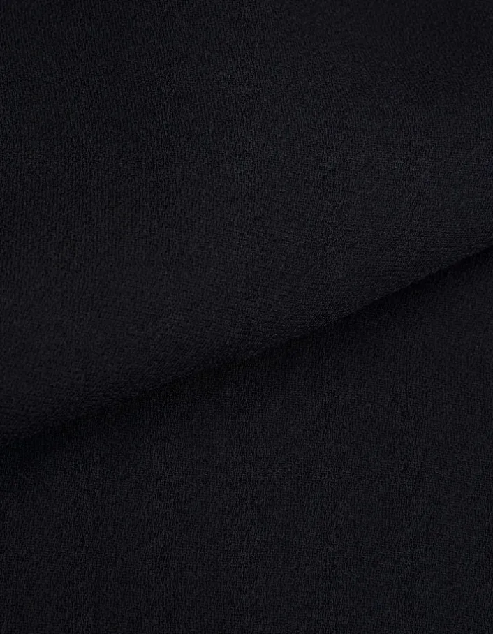 Robe courte noire plissée avec ceinture à œillets Femme