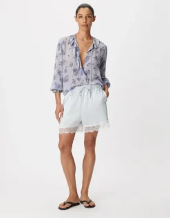 Short fluide bleu ciel satiné bordé dentelle Femme