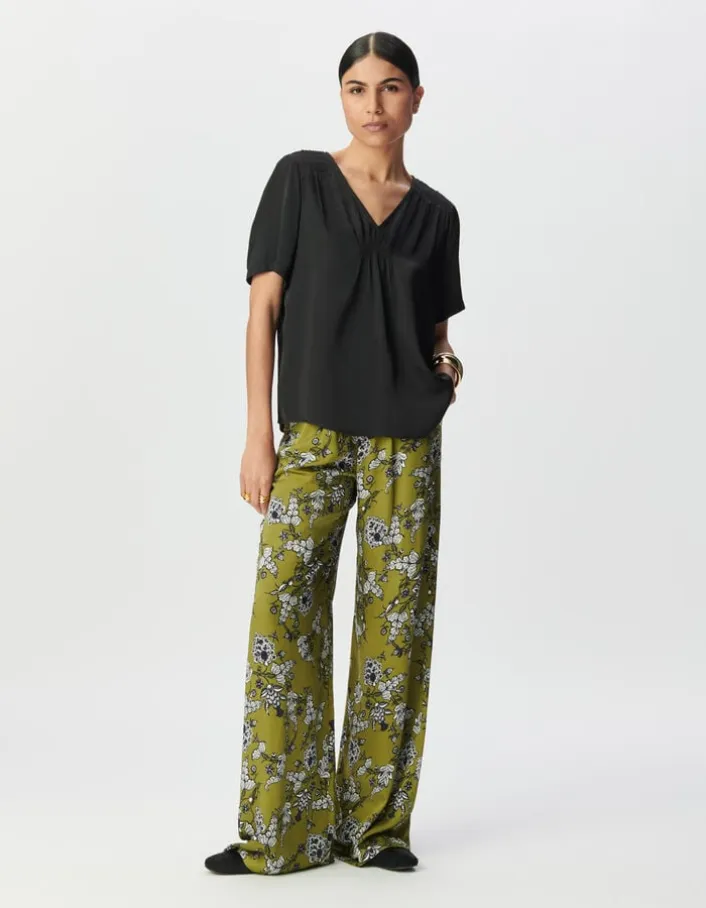 Top manches courtes noir satiné détails smocks Femme