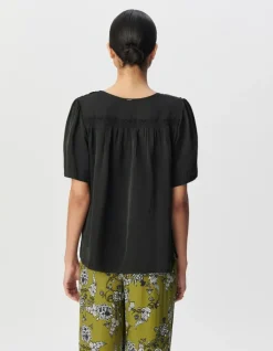 Top manches courtes noir satiné détails smocks Femme