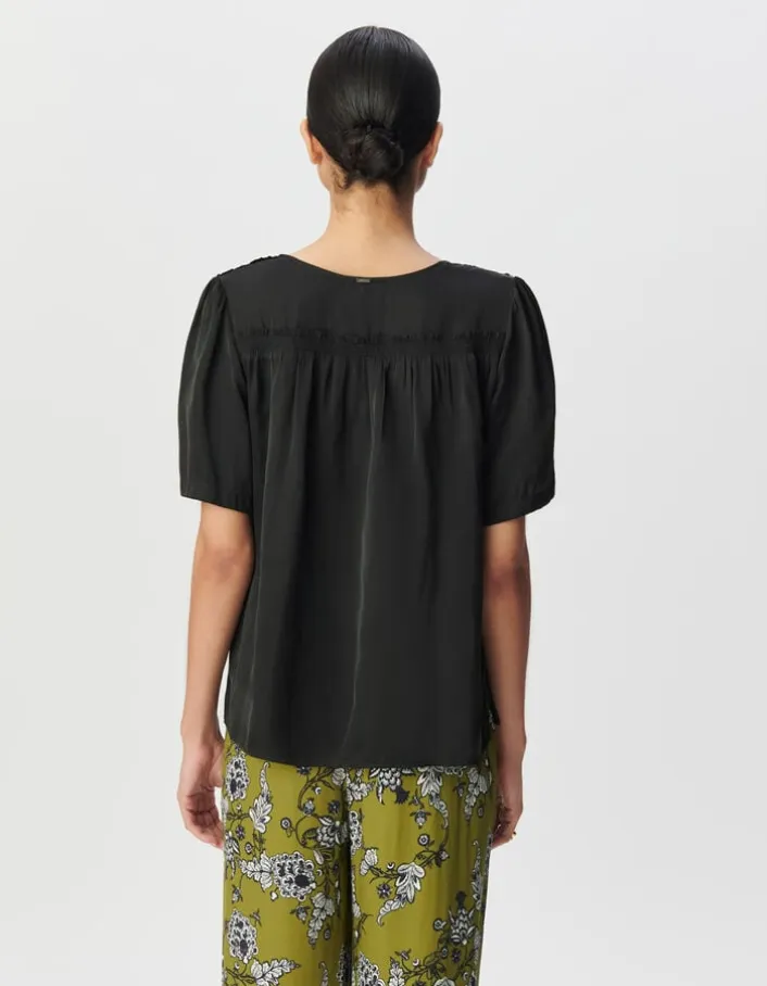 Top manches courtes noir satiné détails smocks Femme