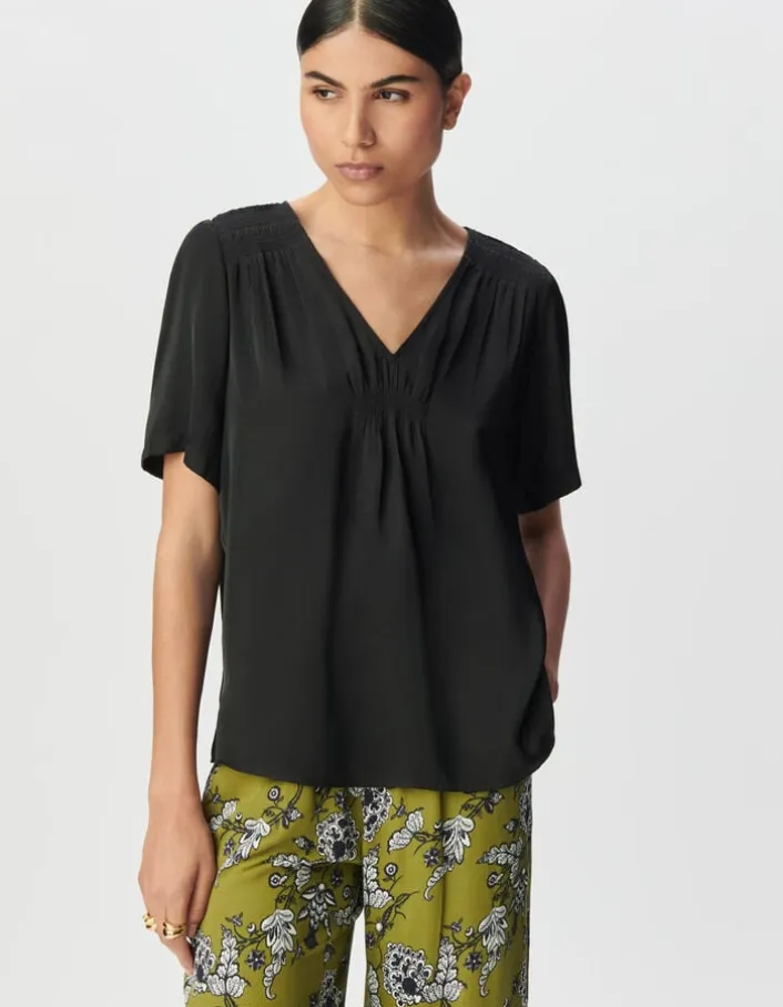 Top manches courtes noir satiné détails smocks Femme